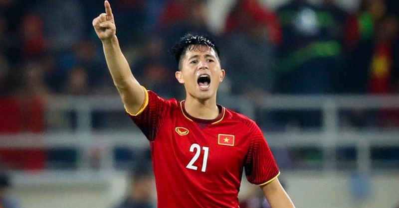 dinh-trong-tro-lai-hlv-kim-sang-sik-theo-sat-tung-buoc