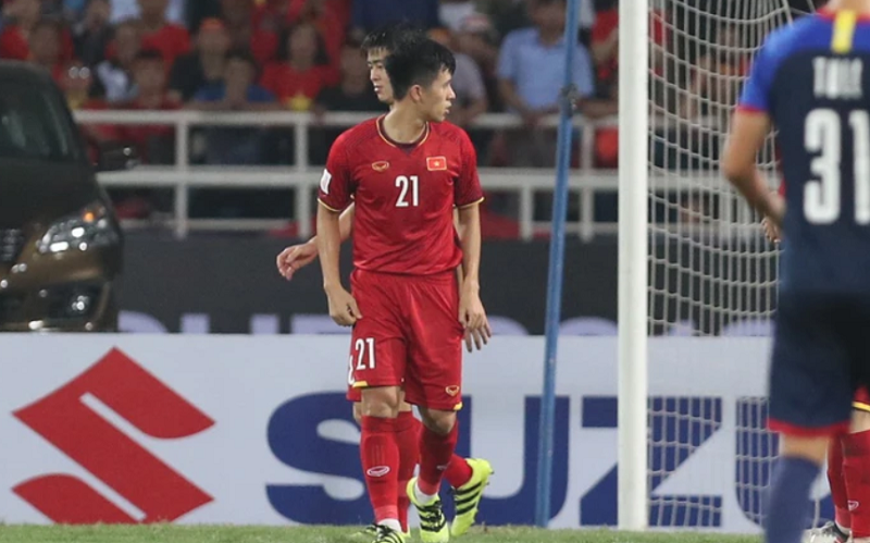 dinh-trong-tro-lai-hlv-kim-sang-sik-theo-sat-tung